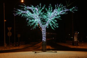 Świecące drzewko na rondzie w Wągrowcu