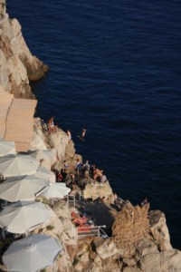 Skok do wody ze skał w Dubrowniku