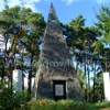 Kamienny grobowiec Franciszka Łakińskiego w kształcie piramidy położony koło Wągrowca